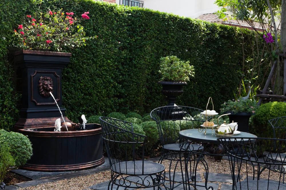 Décoration Classique d'un Jardin de 60 m² à Toulon : Élégance prestigieux au Cœur d'un Jardin Décoration Classique d'un Jardin de 60 m² à Toulon : Élégance prestigieux au Cœur d'un Jardin