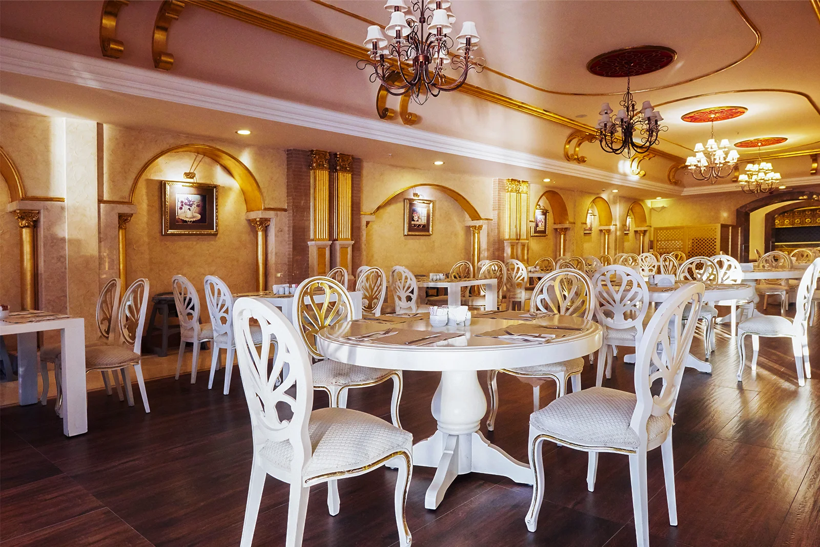 Décoration classique d’un restaurant de 200 m² à Clichy Décoration classique d’un restaurant de 200 m² à Clichy
